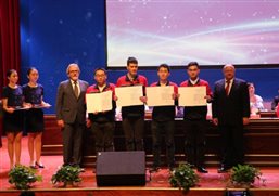 德方为我院52名学生颁发了HWK职业资格证书，为24名教师颁发了HWK考官证书.jpg